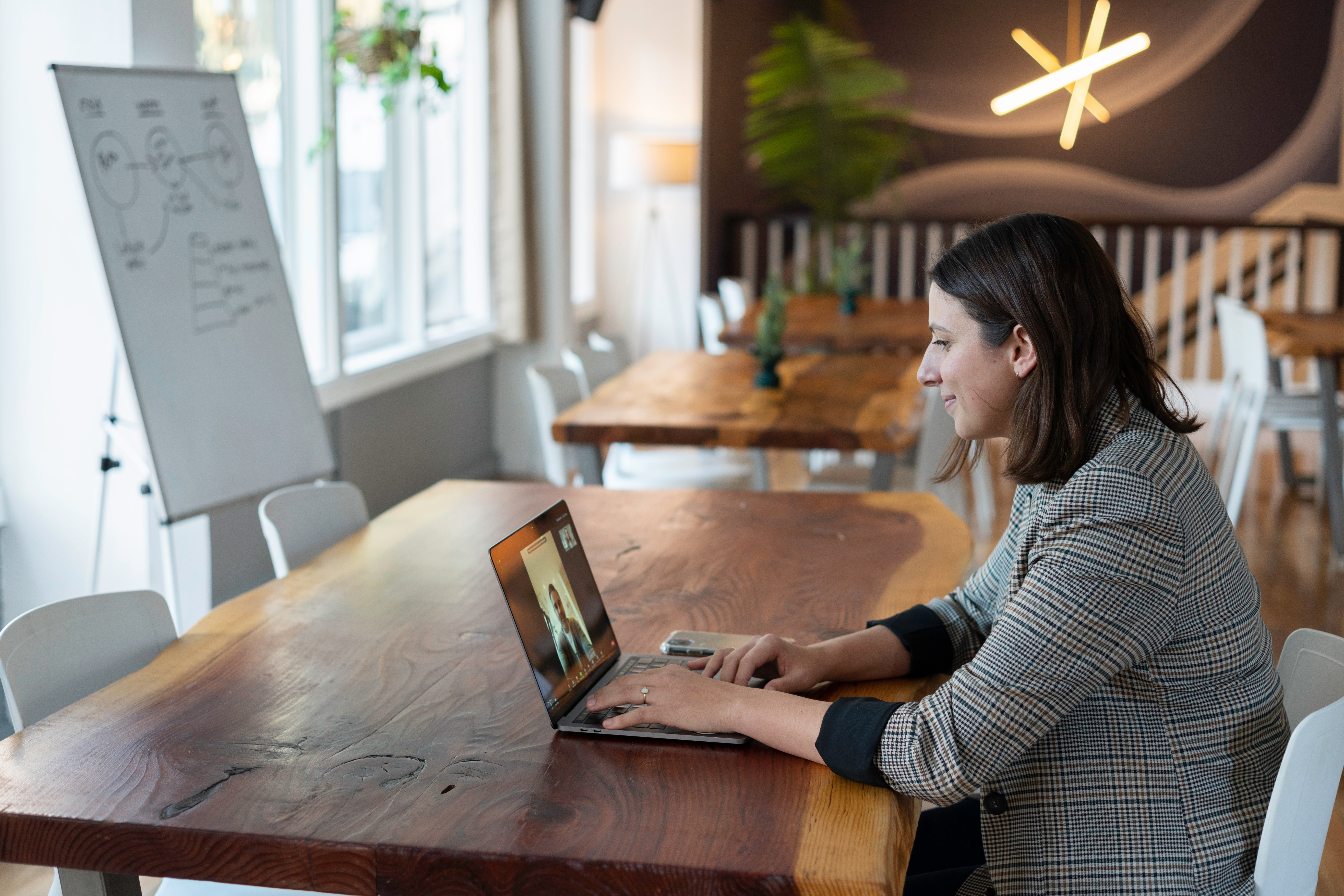 woman using IT to collaborate with coworkers.